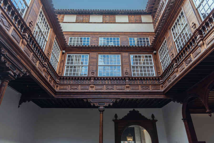 Tenerife 027 - Santa Cruz de Tenerife - palacio de Carta e oficina de Turismo.jpg
